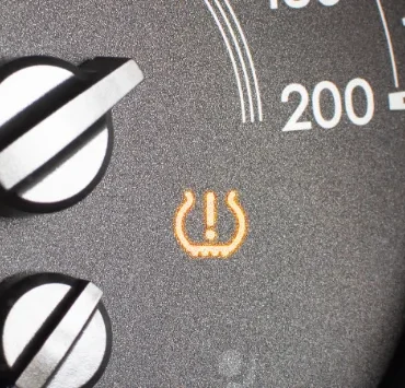 Spia pressione gomme auto accesa